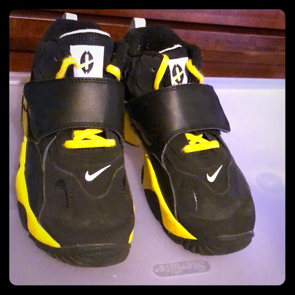 Black and yellow Nike Sneakers